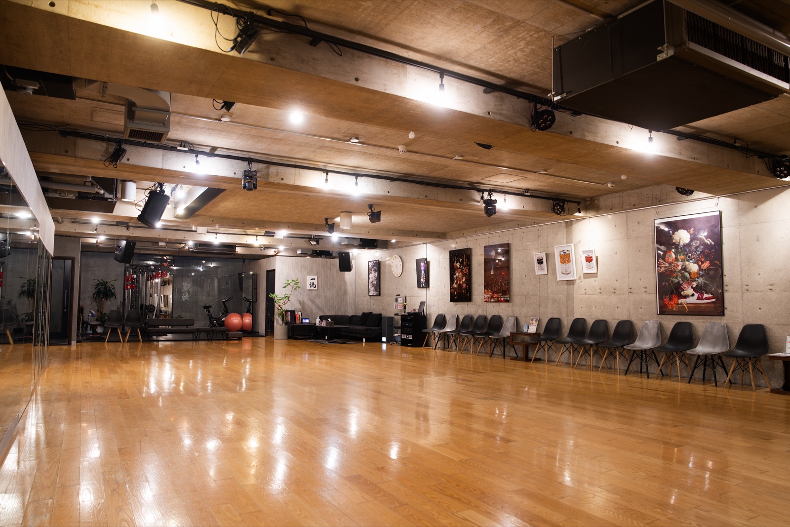 誰もいないダンスフロア